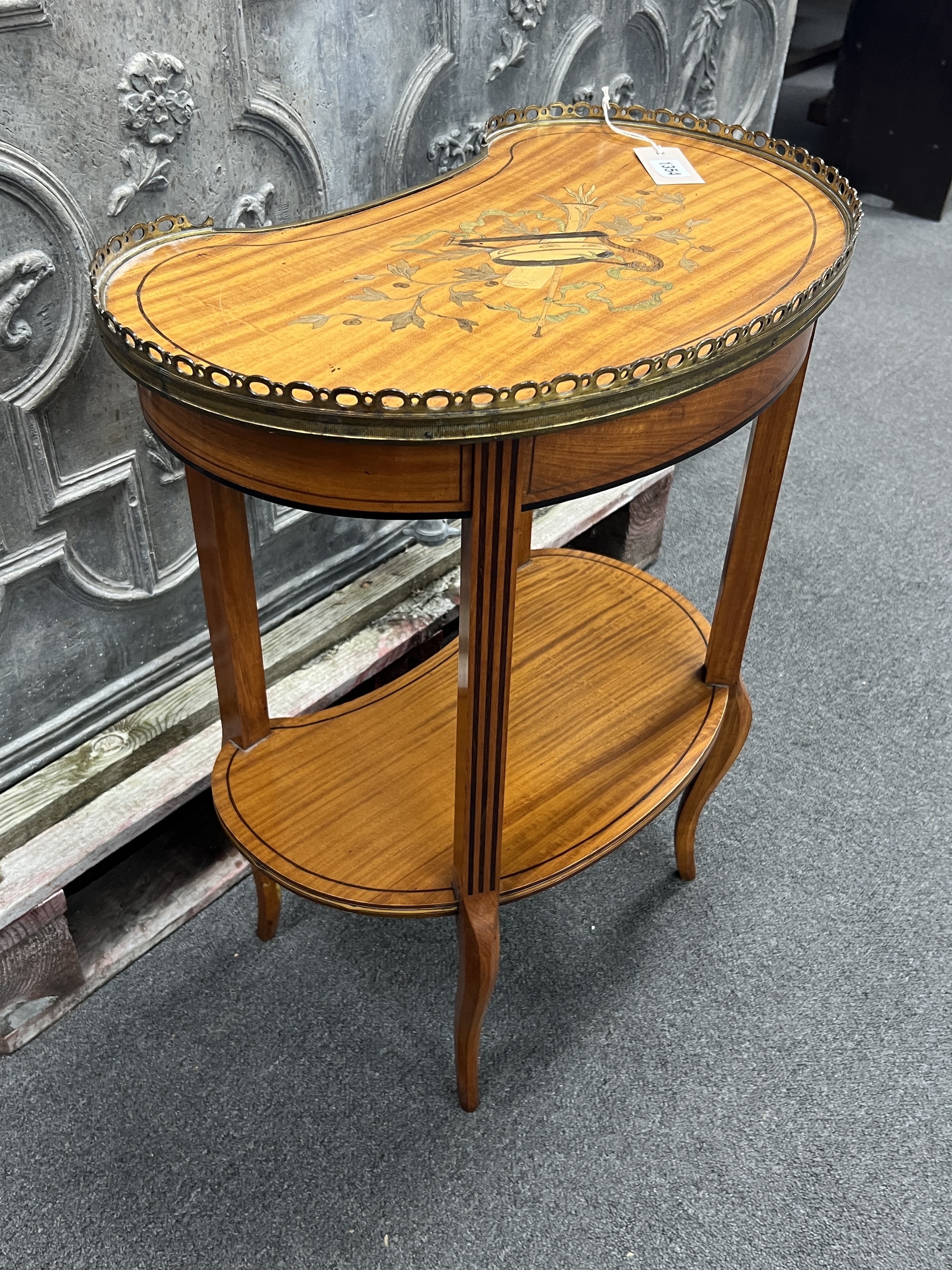 An Edwardian ormolu mounted satinwood kidney shape occasional table 53cm wide, 34cm deep, 65cm high